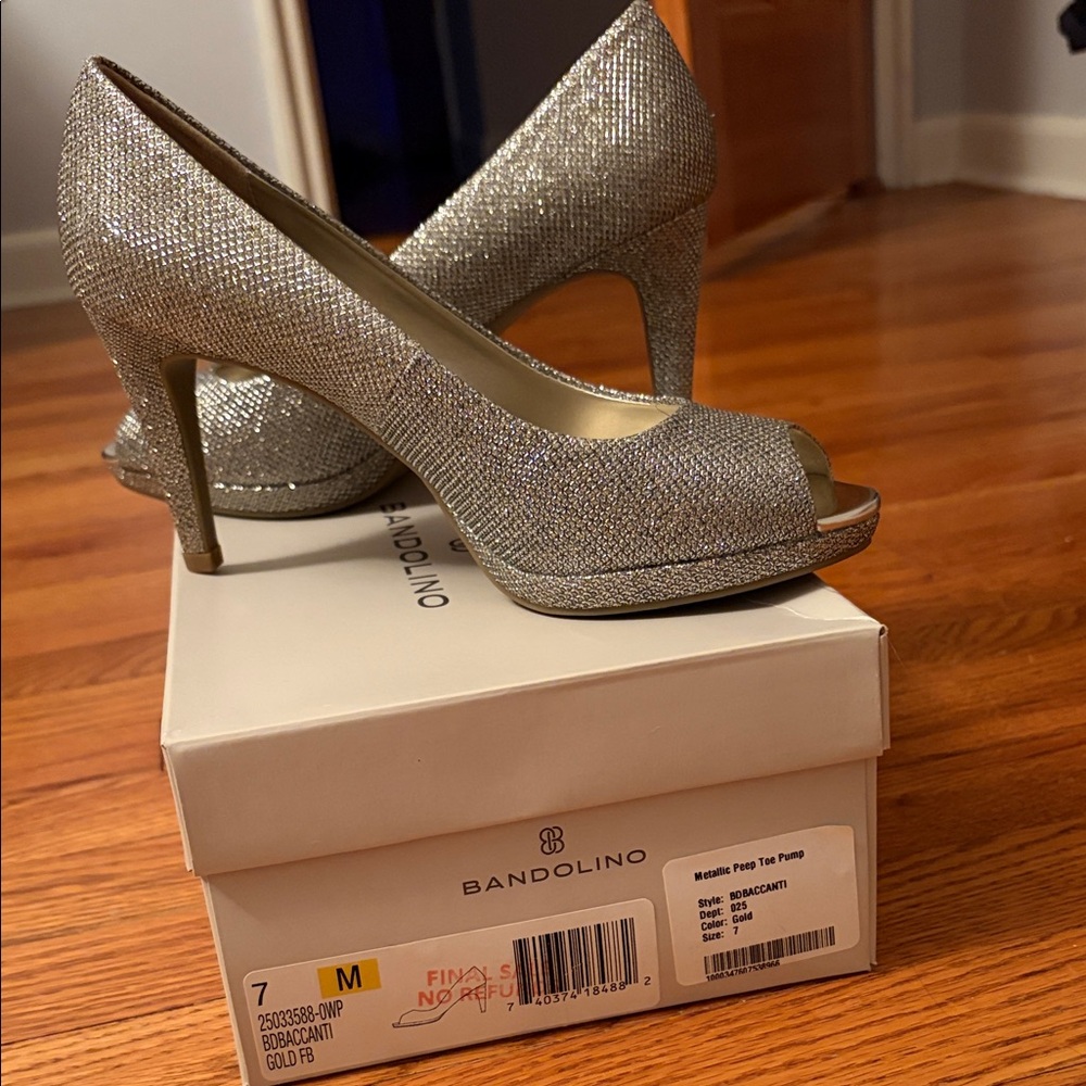 Bandolino BD Baccanti Metallic Peep Toe Pump Glittering Silver Heels size 7 NEW
